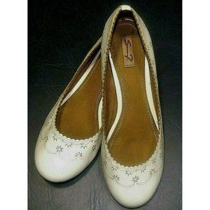 SEVEN 7 LADIES FLATS WHITE FLORAL ETCHING 8.5